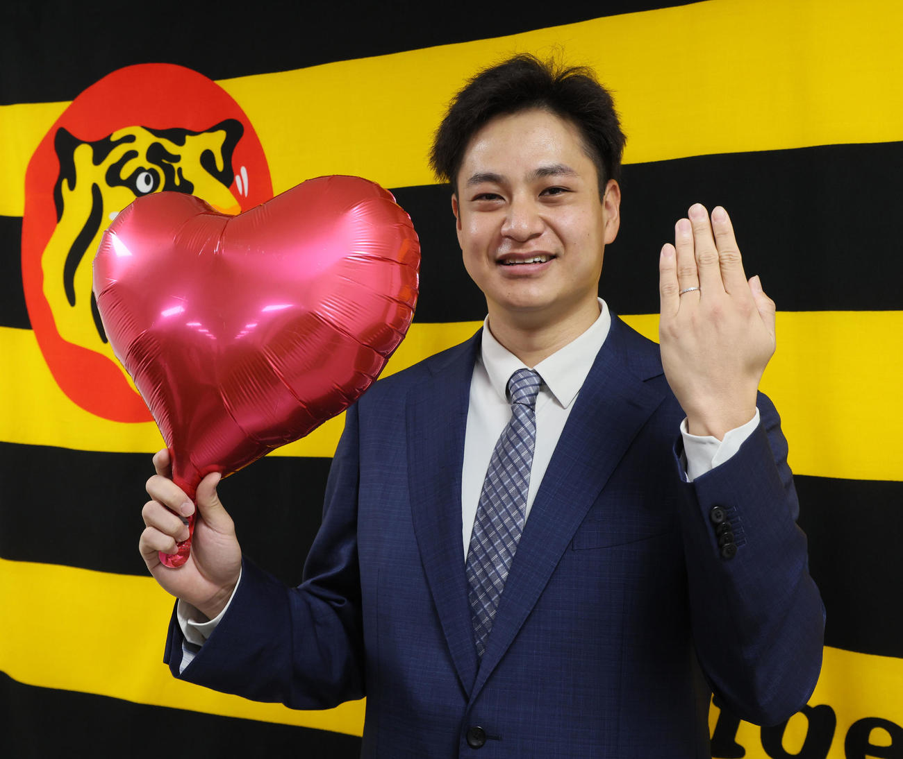 アップ提示で契約を更改した大竹は同時に結婚も発表し、ハートの風船を手に指輪を見せる（撮影・加藤哉）