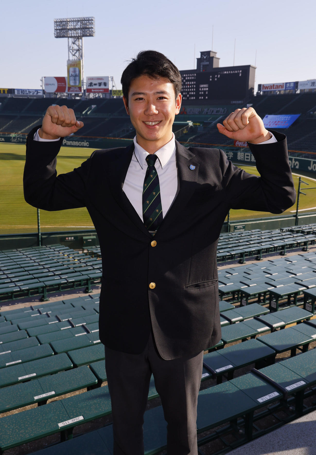 施設見学で甲子園球場を背にポーズをとる阪神ドラフト3位の山田（撮影・藤尾明華）