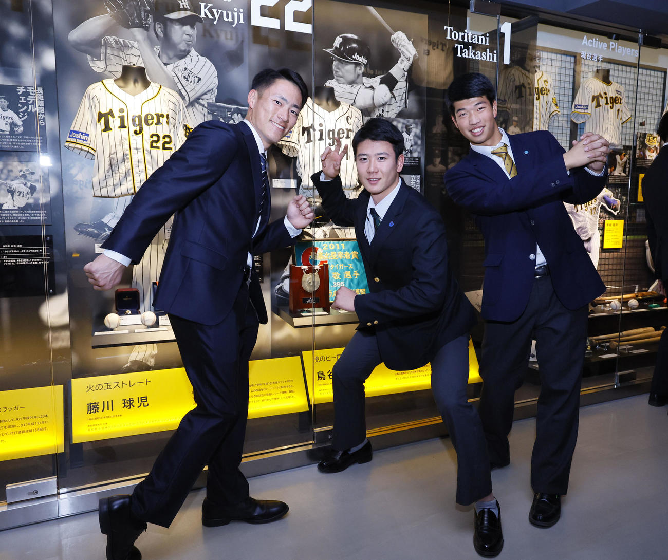 甲子園歴史館でポーズをとる（左から）阪神育成2位の福島、ドラフト3位の山田、4位の百崎（撮影・藤尾明華）