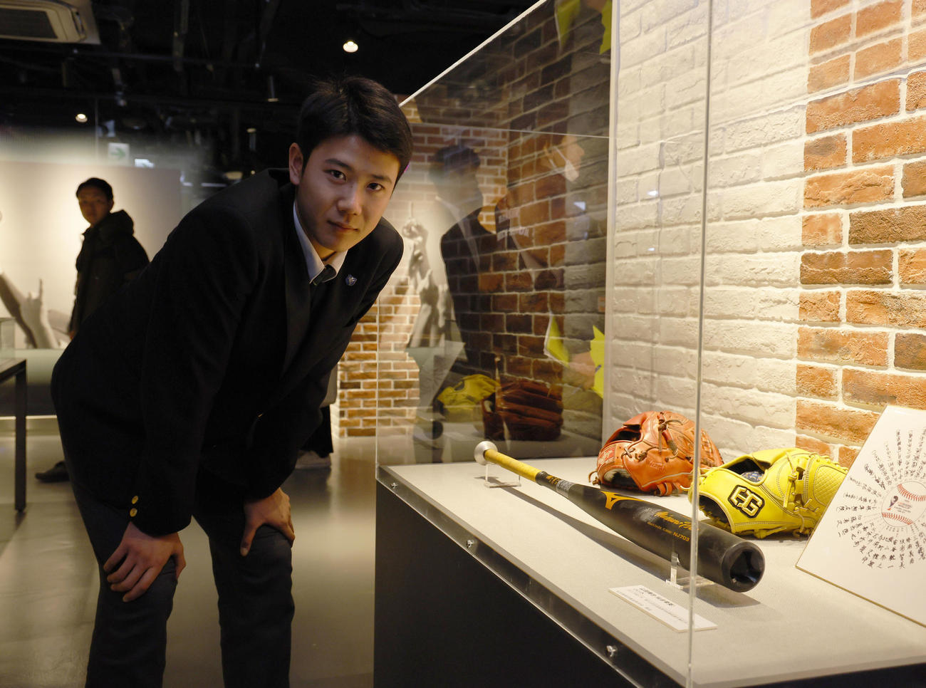 甲子園歴史館で展示されている自分のバットを見学する阪神ドラフト3位の山田（撮影・藤尾明華）