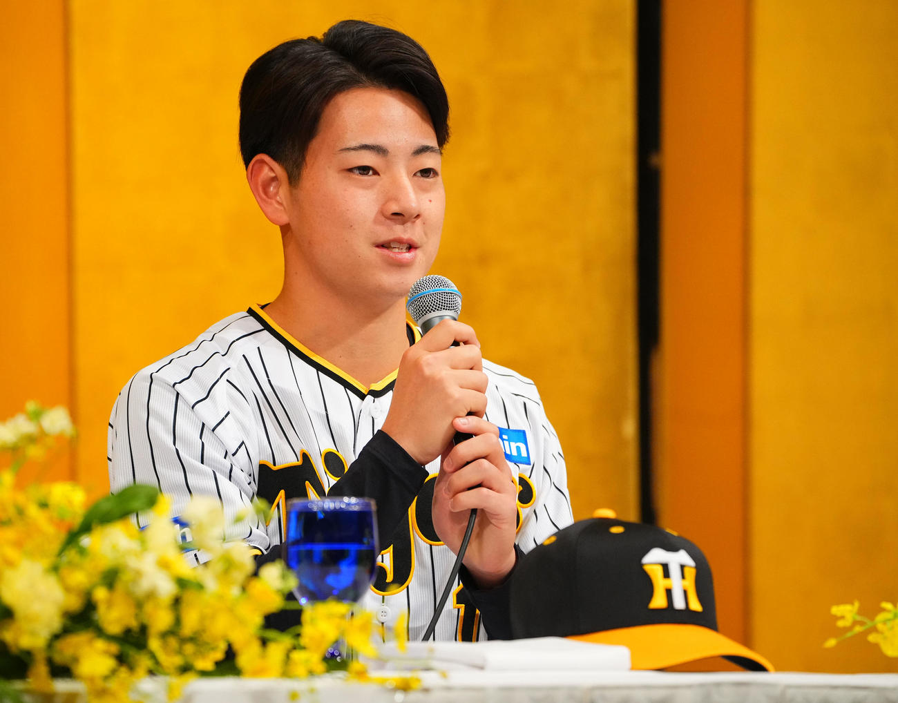 新人選手入団発表で話をする阪神ドラフト1位の下村（撮影・藤尾明華）