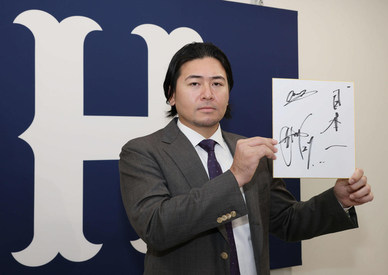 3000万円ダウンの推定1億1000万円で契約更改した広島会沢。目標は日本一（撮影・加藤孝規））