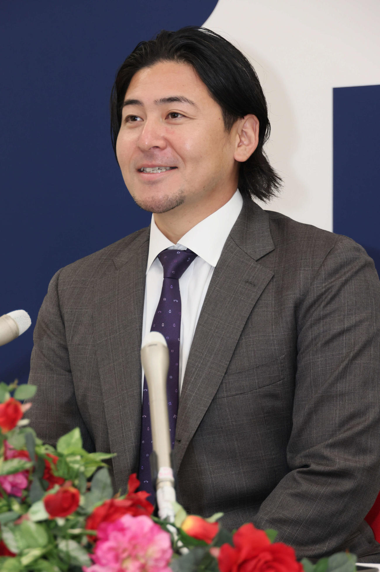 3000万円ダウンの推定1億1000万円で契約更改し、会見する広島会沢（撮影・加藤孝規））