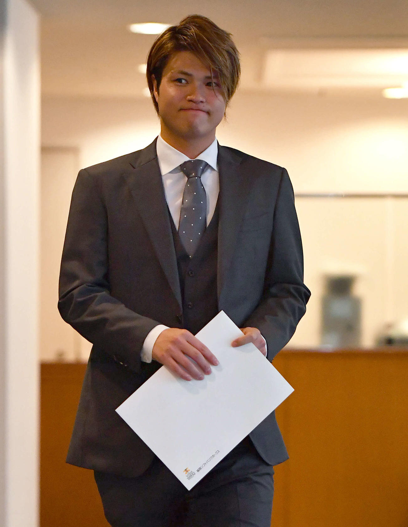 契約更改を終えて会見場に入る甲斐野（撮影・岩下翔太）