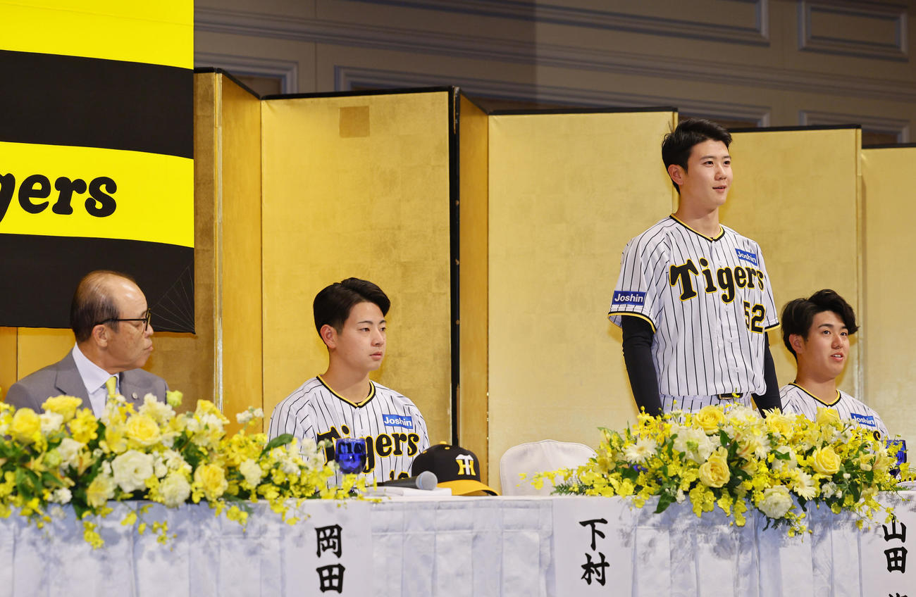 新人選手入団発表であいさつする阪神ドラフト3位の山田。左端は岡田監督（撮影・藤尾明華）