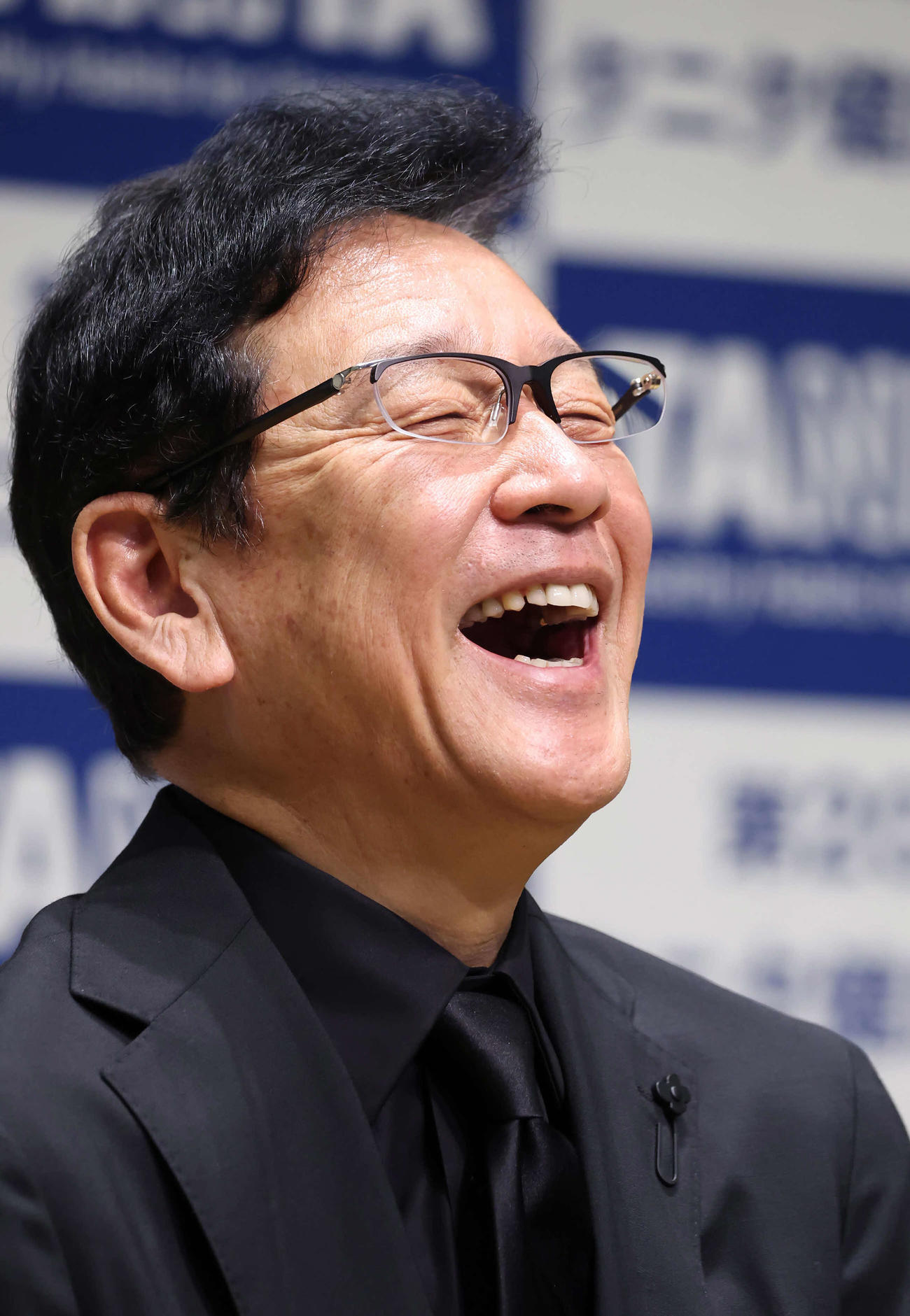ドジャースの監督だったら大谷選手をどの打順で使うかと、問われて笑う栗山氏（撮影・丹羽敏通）