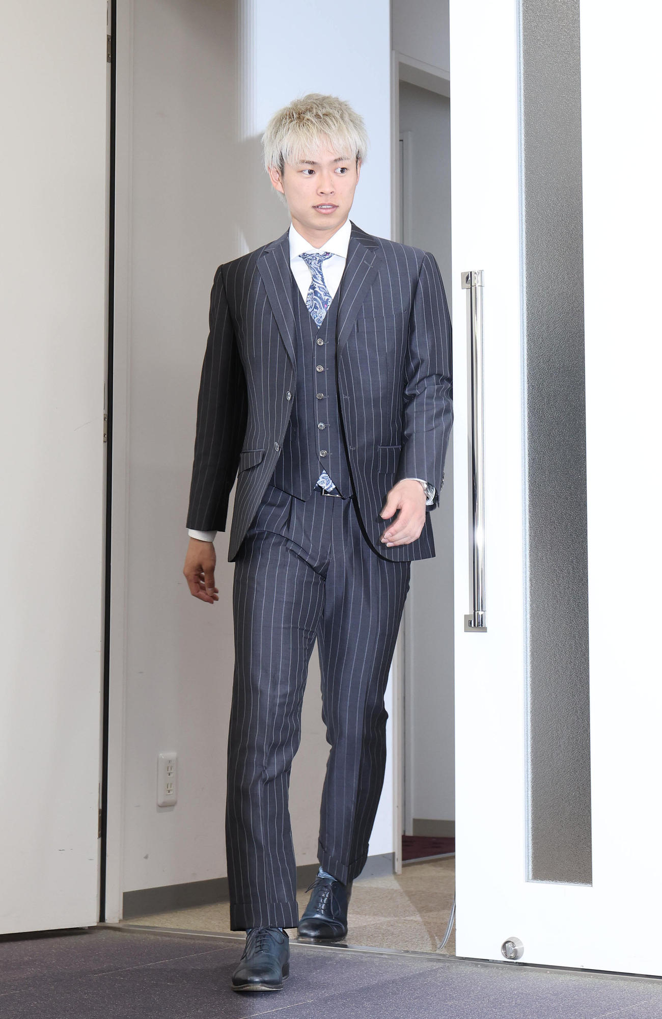 契約更改を終えて会見場に入室するオリックス山岡（撮影・白石智彦）