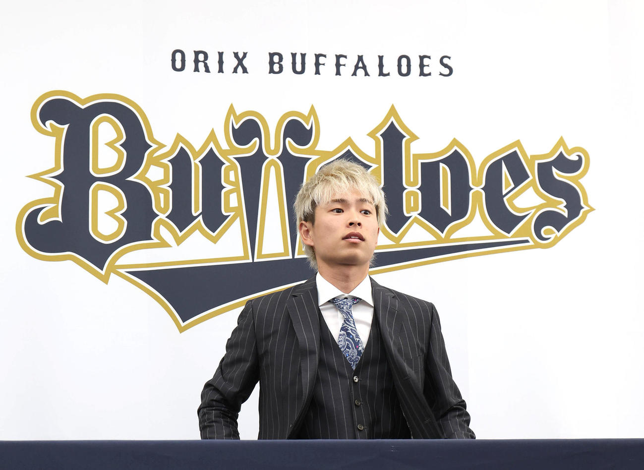 契約更改を終えて会見に臨むオリックス山岡（撮影・白石智彦）