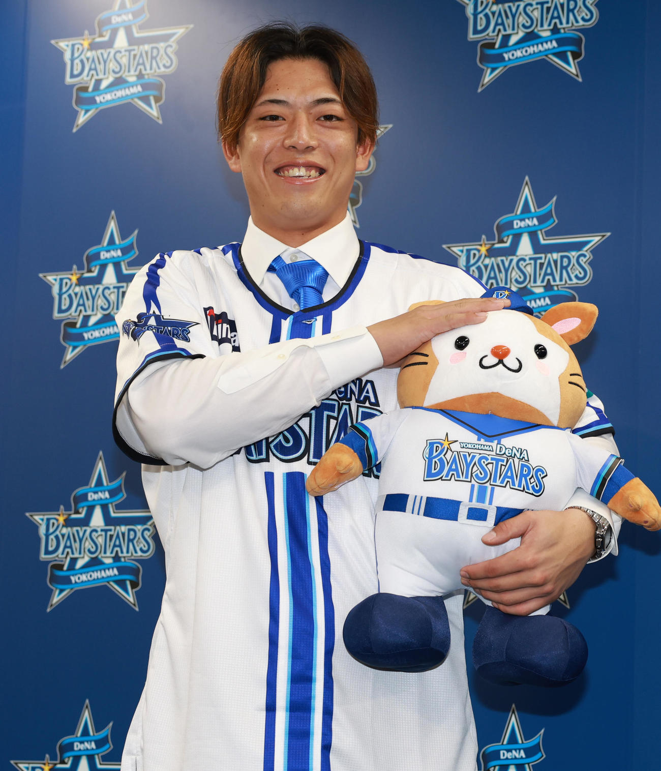 入団会見で笑顔を見せるDeNA九鬼（撮影・野上伸悟）