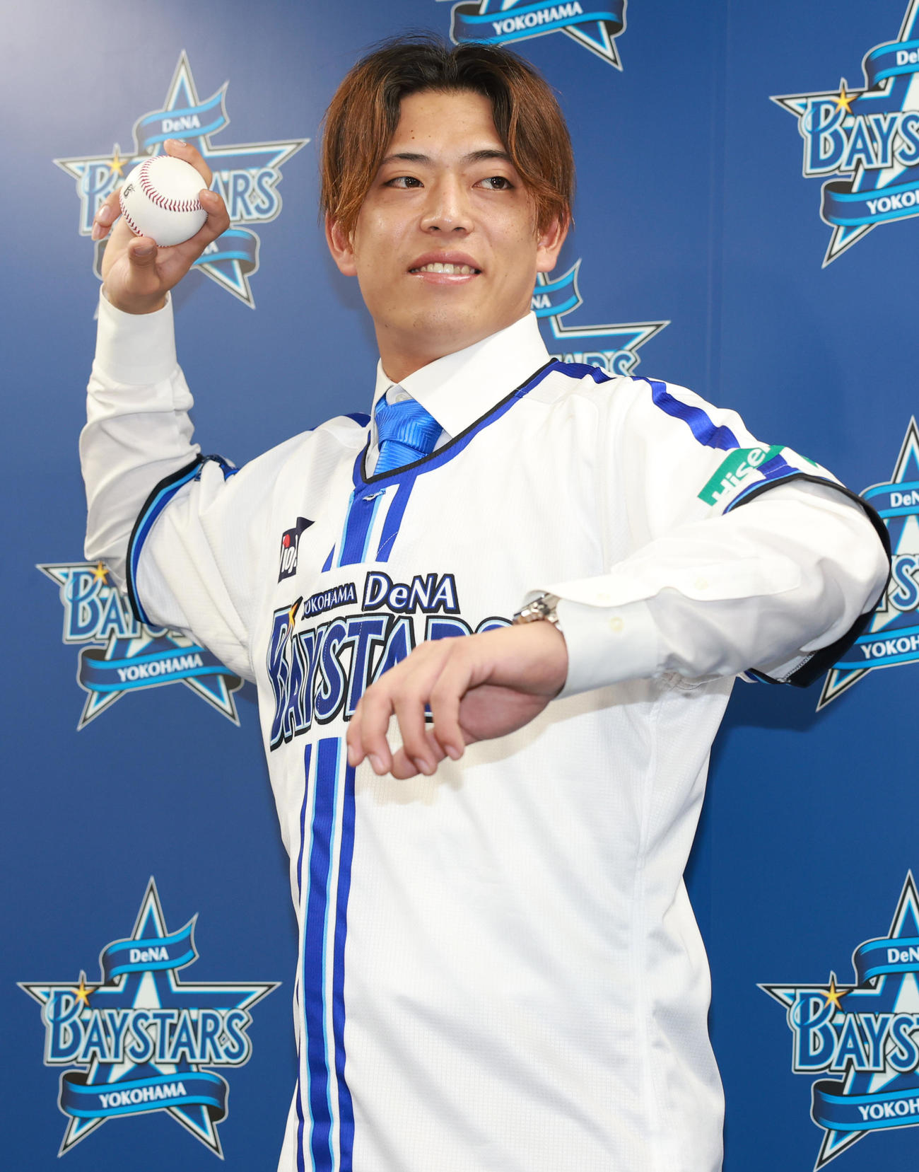 入団会見でポーズをとるDeNA九鬼（撮影・野上伸悟）