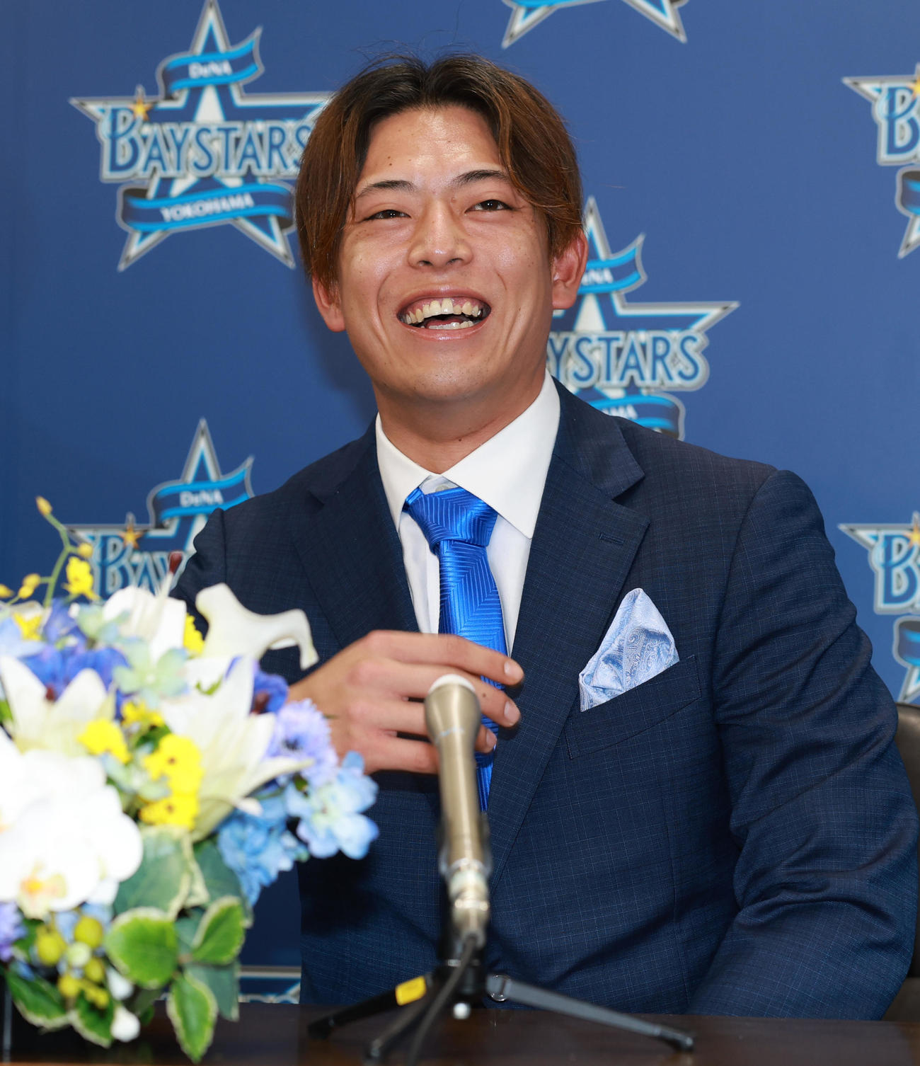 入団会見を行うDeNA九鬼（撮影・野上伸悟）