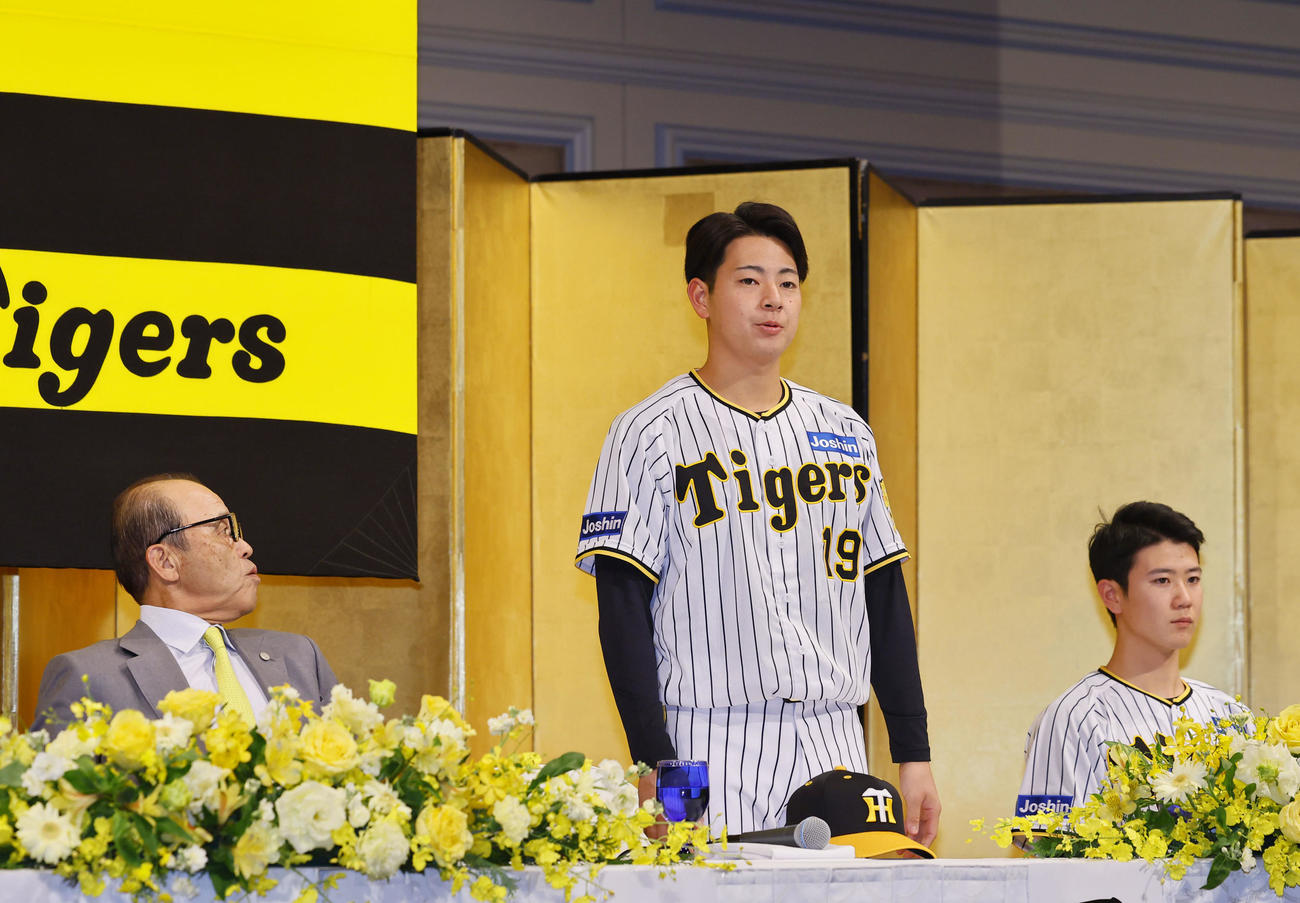 新人選手入団発表であいさつする阪神ドラフト1位の下村（中央）。左は岡田監督、右は同3位山田（撮影・藤尾明華）