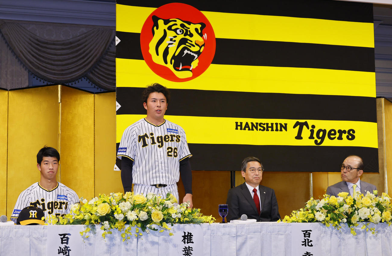 新人選手入団発表であいさつする阪神ドラフト2位の椎葉（中央）。右端は岡田監督（撮影・藤尾明華）