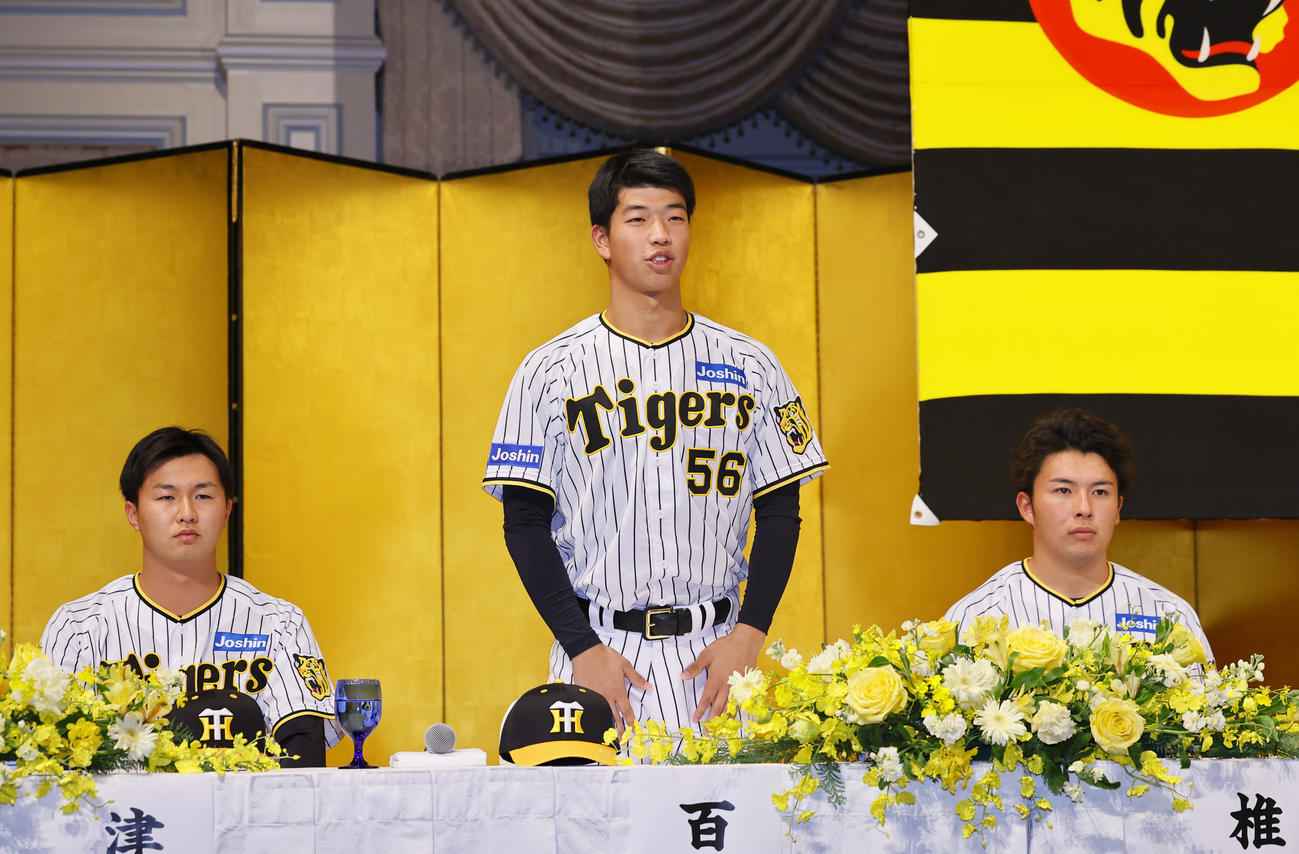 新人選手入団発表であいさつする阪神ドラフト4位の百崎（撮影・藤尾明華）