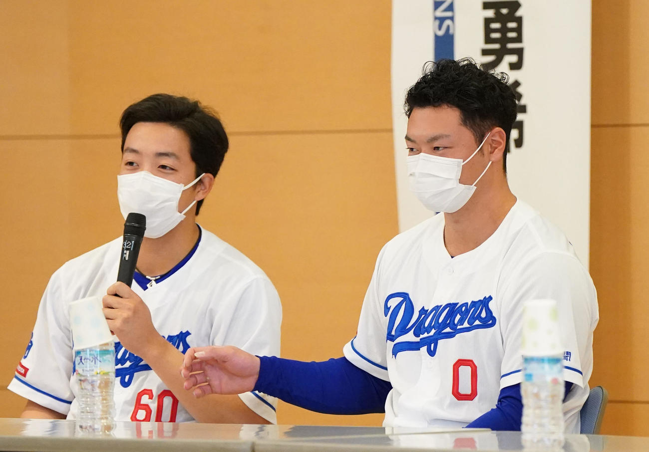 トークショーでファンからの質問に答える（左から）岡林、細川（撮影・森本幸一）