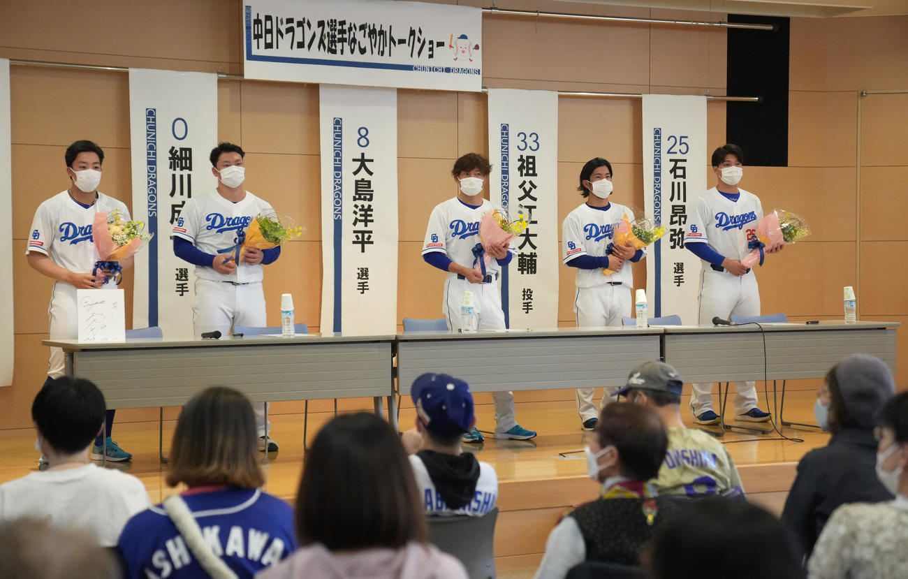 病院を慰問し花束を受け取る（壇上・左から）岡林、細川、大島、祖父江、石川昂（撮影・森本幸一）