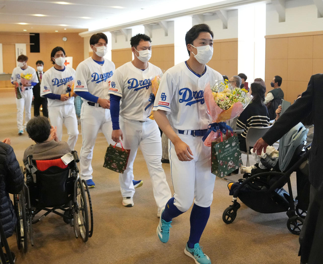 花束を受け取り退場する（中央・右から）岡林、細川、石川昂、祖父江、大島（撮影・森本幸一）
