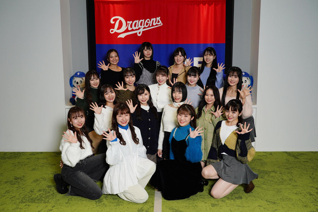 決定したチアドラゴンズ2024メンバー（手前1列目左から）KAREN、MANA、HONOKA、MIZUKI（手前2列目左から）MIRAI、AI、NAGISA、RAMU（手前3列目左から）YUIKA、MAI、MEI、HARU、MIHARU（手前4列目左から）MIMIKA、KAEDE、YUKA、AYANO（中日ドラゴンズ球団提供）