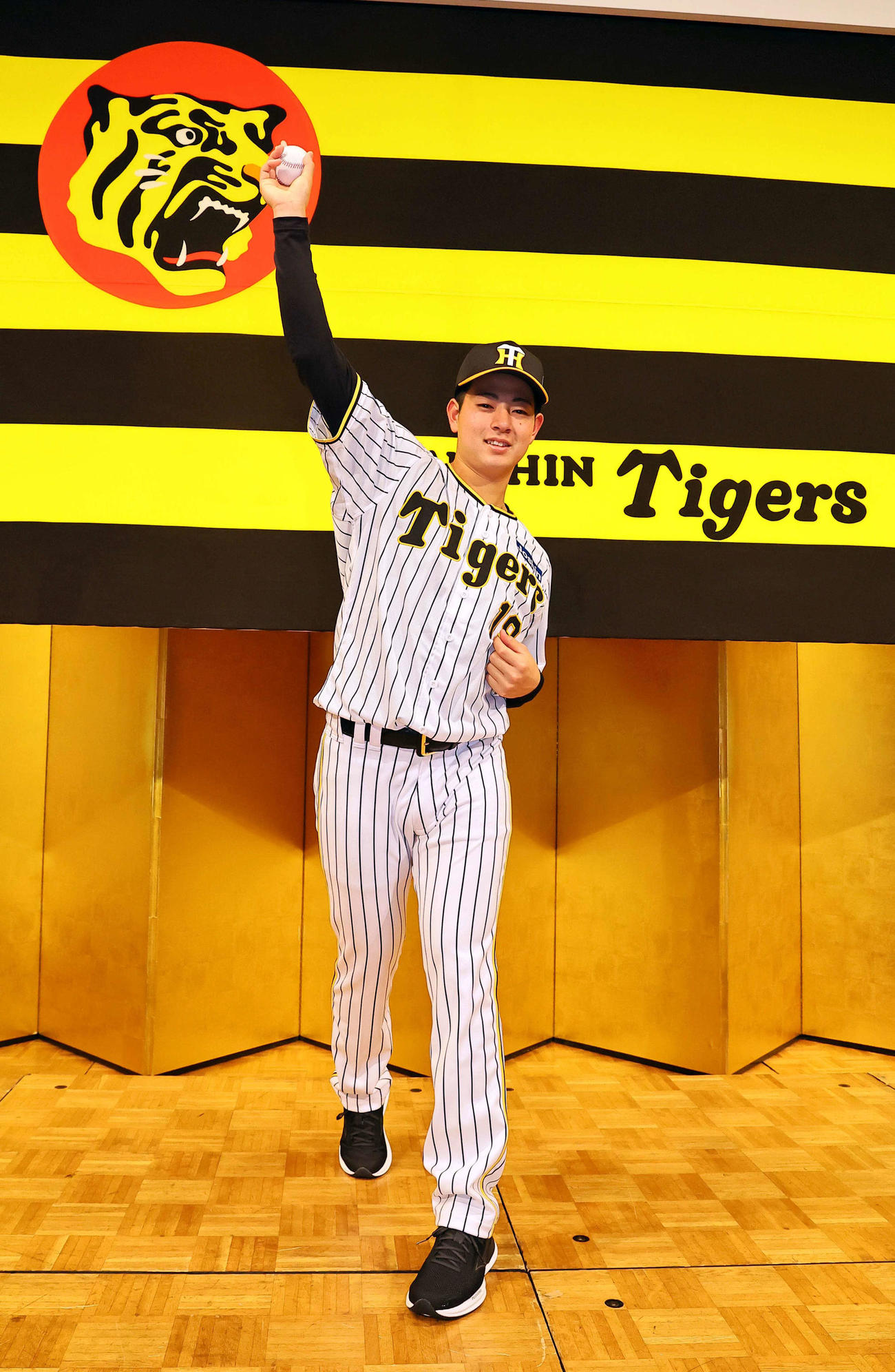 笑顔でポーズを決めるドラフト1位下村（撮影・上田博志）