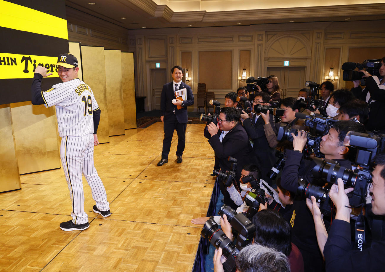 新人選手入団発表で背番号を披露する阪神ドラフト1位下村（撮影・藤尾明華）