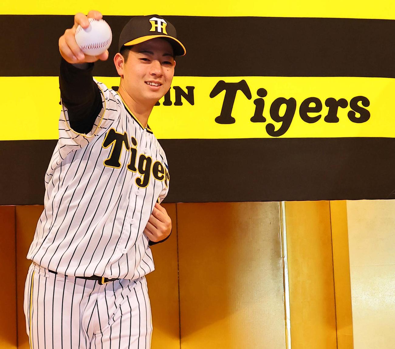笑顔でポーズを決めるドラフト1位下村（撮影・上田博志）