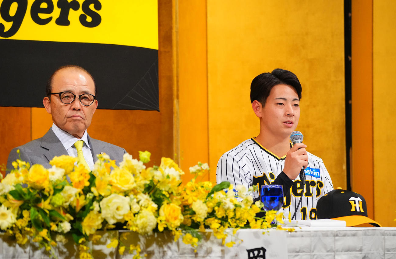 新人選手入団発表で話をする阪神ドラフト1位の下村（右）。左は岡田監督（撮影・藤尾明華）