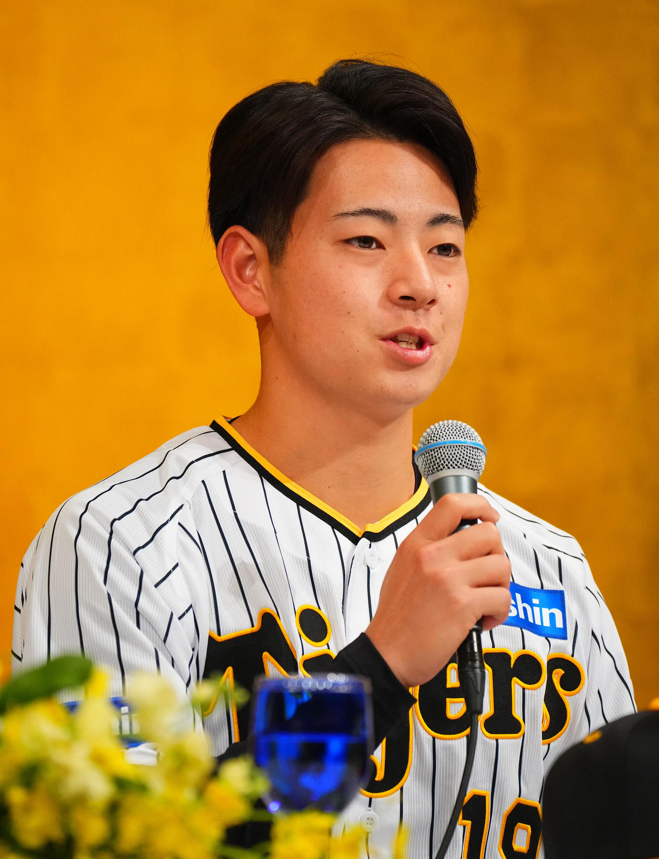 新人選手入団発表で話をする阪神ドラフト1位の下村（撮影・藤尾明華）