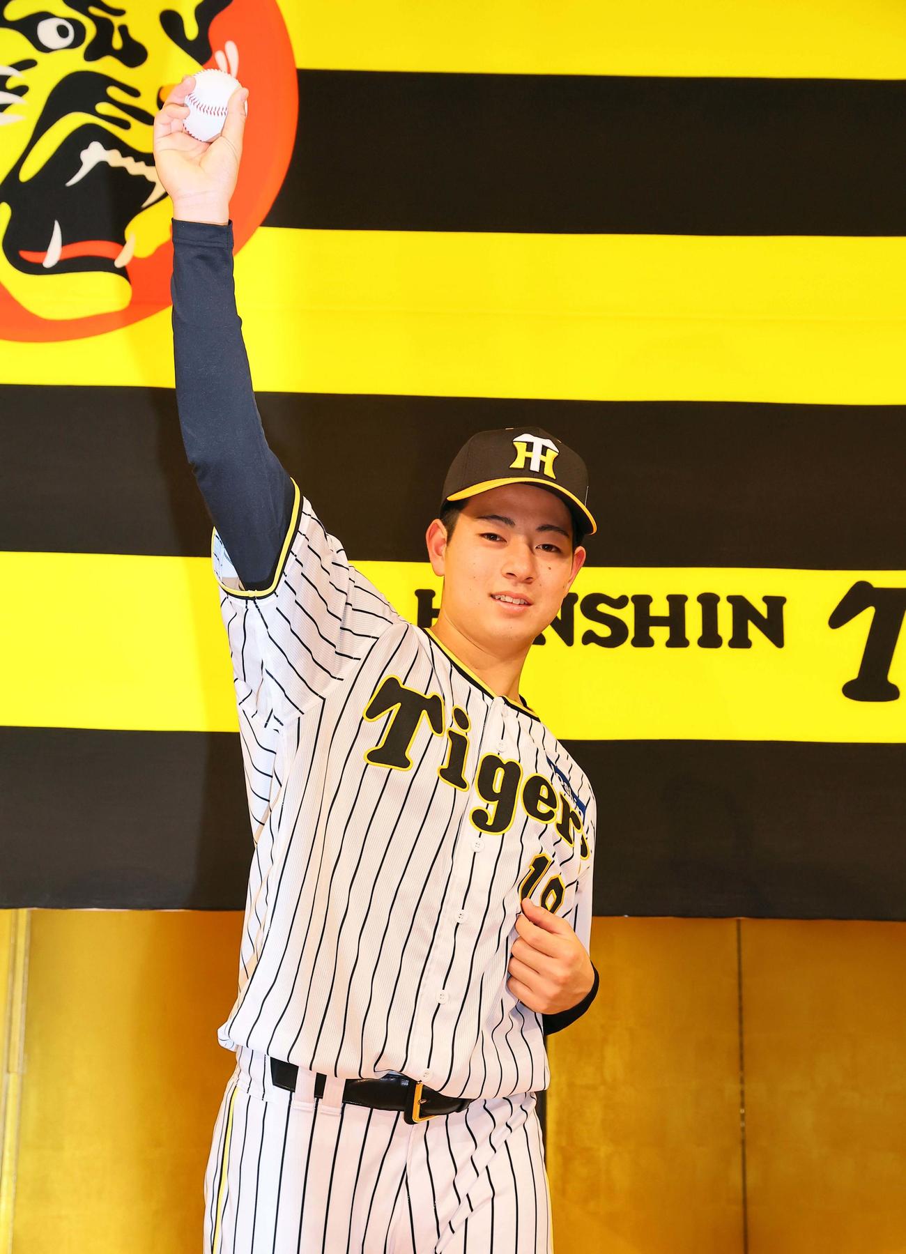 笑顔でポーズを決めるドラフト1位下村（撮影・上田博志）