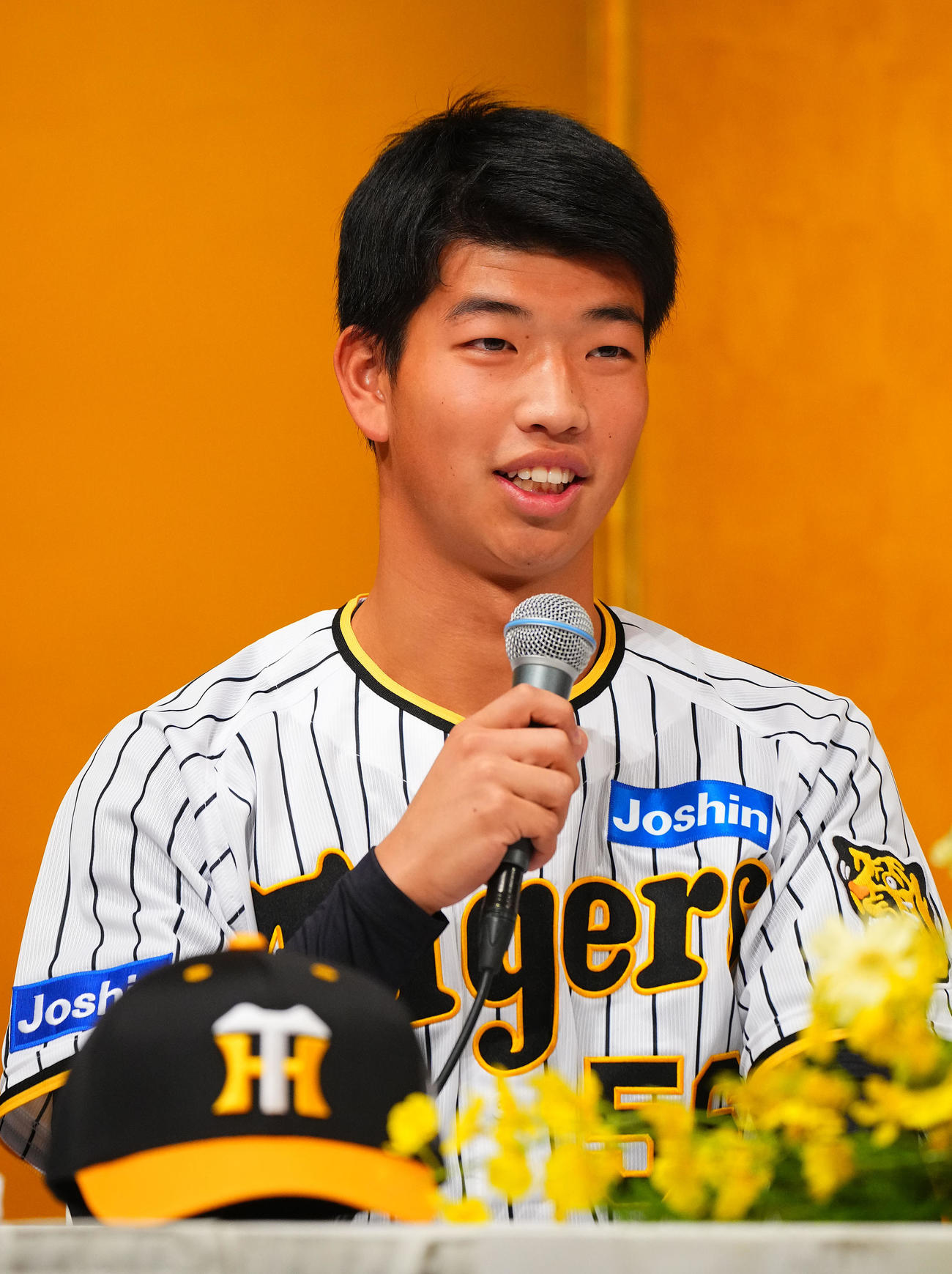 新人選手入団発表で話をする阪神ドラフト4位の百崎（撮影・藤尾明華）