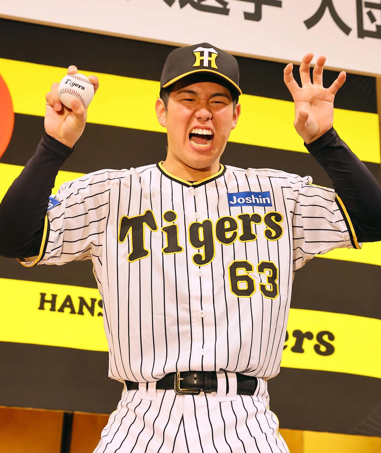 ガオーポーズを決めるドラフト5位石黒（撮影・上田博志）