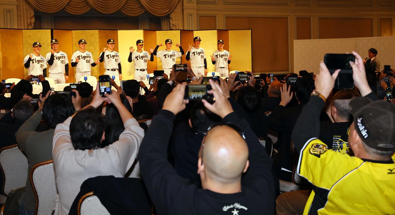 ファンミーティングでポーズを決める阪神新入団の選手たち（撮影・上田博志）