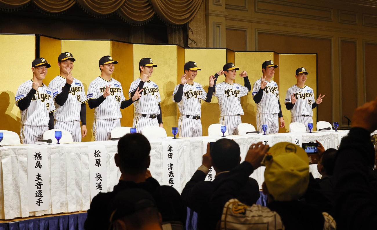 ファンクラブイベントで写真撮影に応じる阪神新人選手（撮影・藤尾明華）