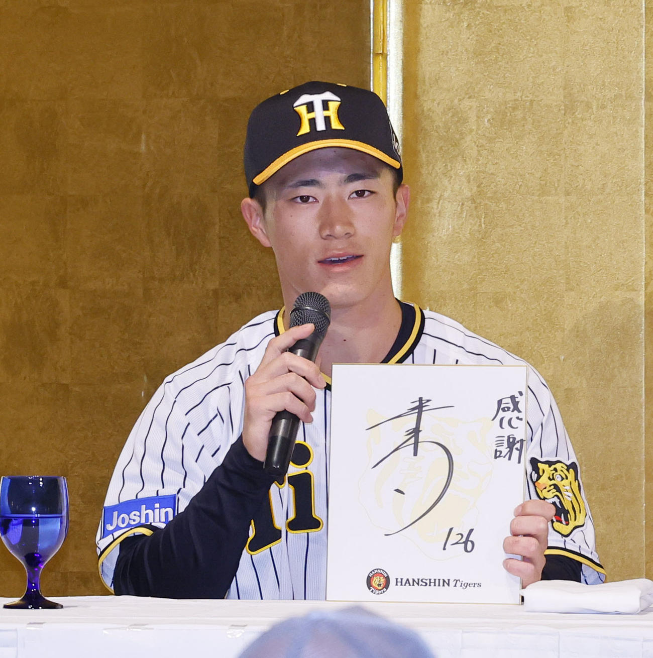 ファンクラブイベントで座右の銘を披露する阪神育成ドラフト2位の福島（撮影・藤尾明華）