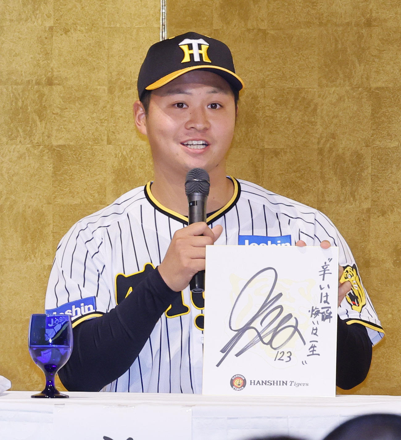 ファンクラブイベントで座右の銘を披露する阪神育成ドラフト1位の松原（撮影・藤尾明華）