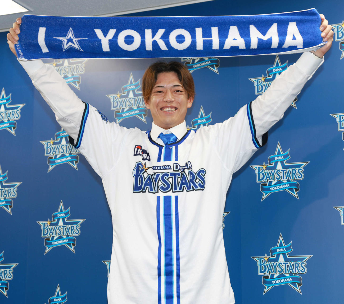 入団会見で笑顔を見せるDeNA九鬼（撮影・野上伸悟）