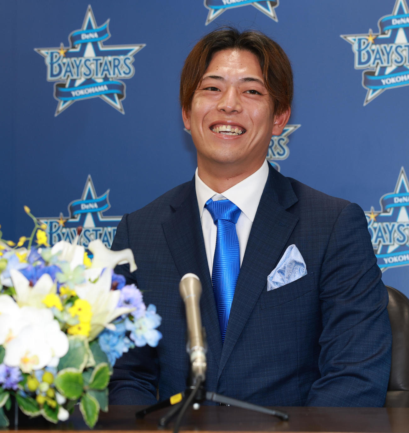 入団会見を行うDeNA九鬼（撮影・野上伸悟）