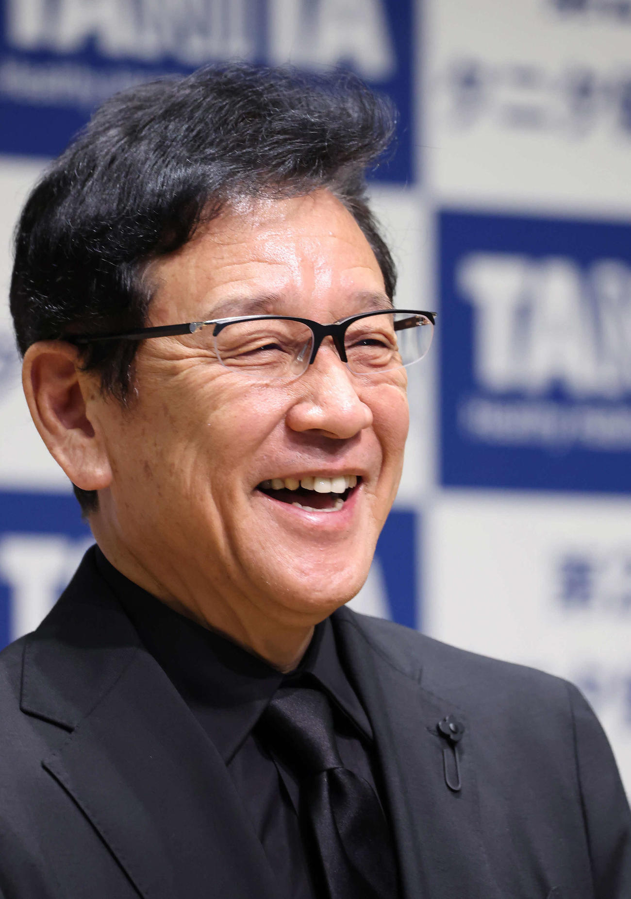 ドジャースの監督だったら大谷選手をどの打順で使うかと、問われて笑う栗山氏（撮影・丹羽敏通）
