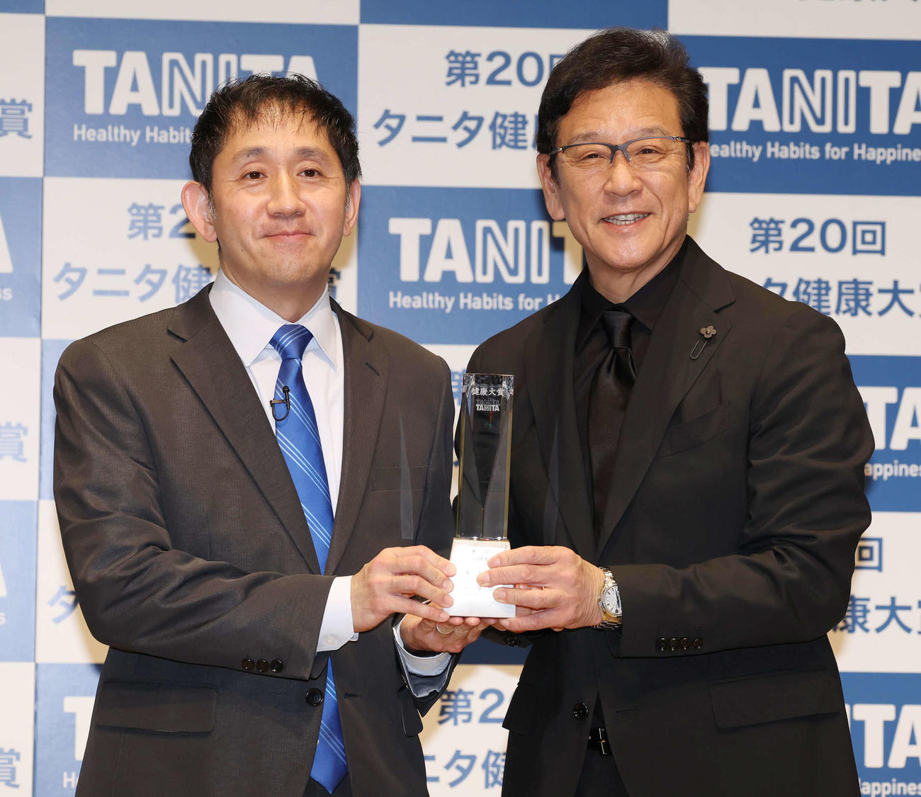 タニタ健康大賞を受賞した栗山氏（右）。左はタニタの谷田社長（撮影・丹羽敏通）