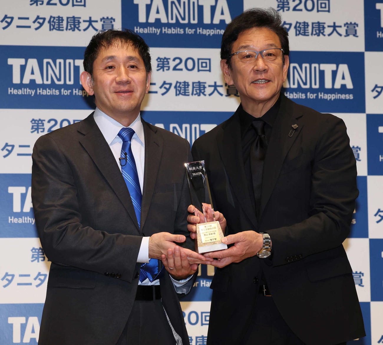 タニタ健康大賞を受賞した栗山氏（右）。左はタニタの谷田社長（撮影・丹羽敏通）