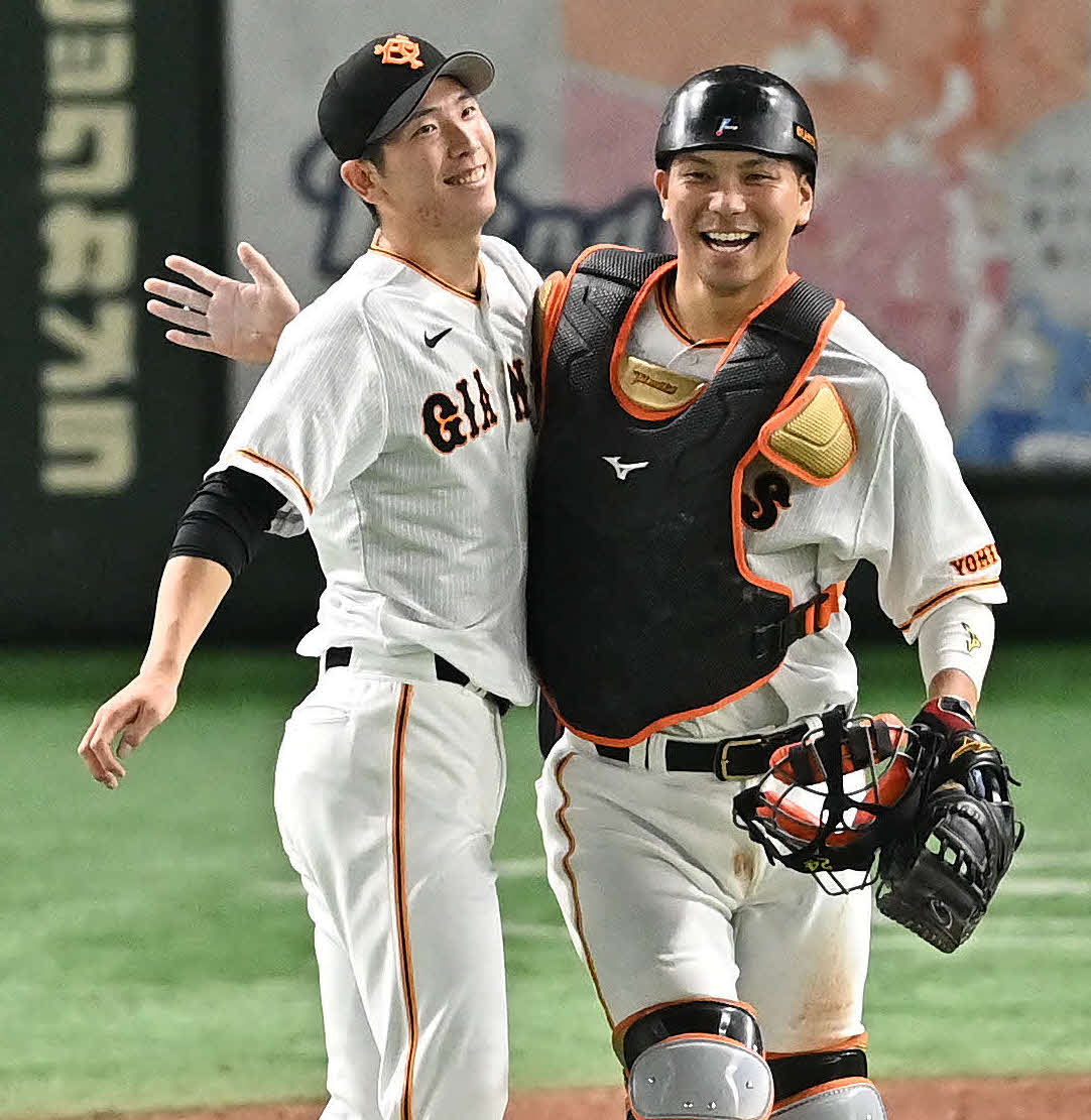 巨人戸郷翔征（左）と捕手大城卓三（2023年8月3日撮影）