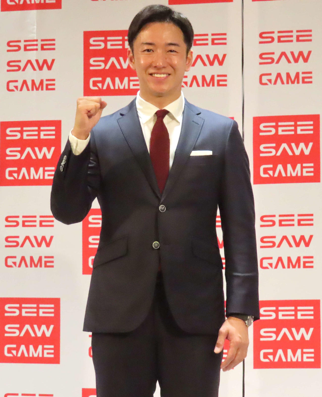 シーソーゲーム取締役兼CIOに就任し、笑顔でポーズを決める元日本ハム斎藤佑樹氏（撮影・黒須亮）