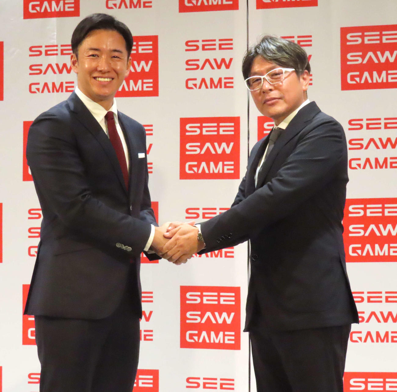 元日本ハム斎藤佑樹氏（左）は「シーソーゲーム取締役兼CIO斎藤佑樹氏就任発表会」に出席した。右は同社代表取締役兼CEOの瓜生氏（撮影・黒須亮）