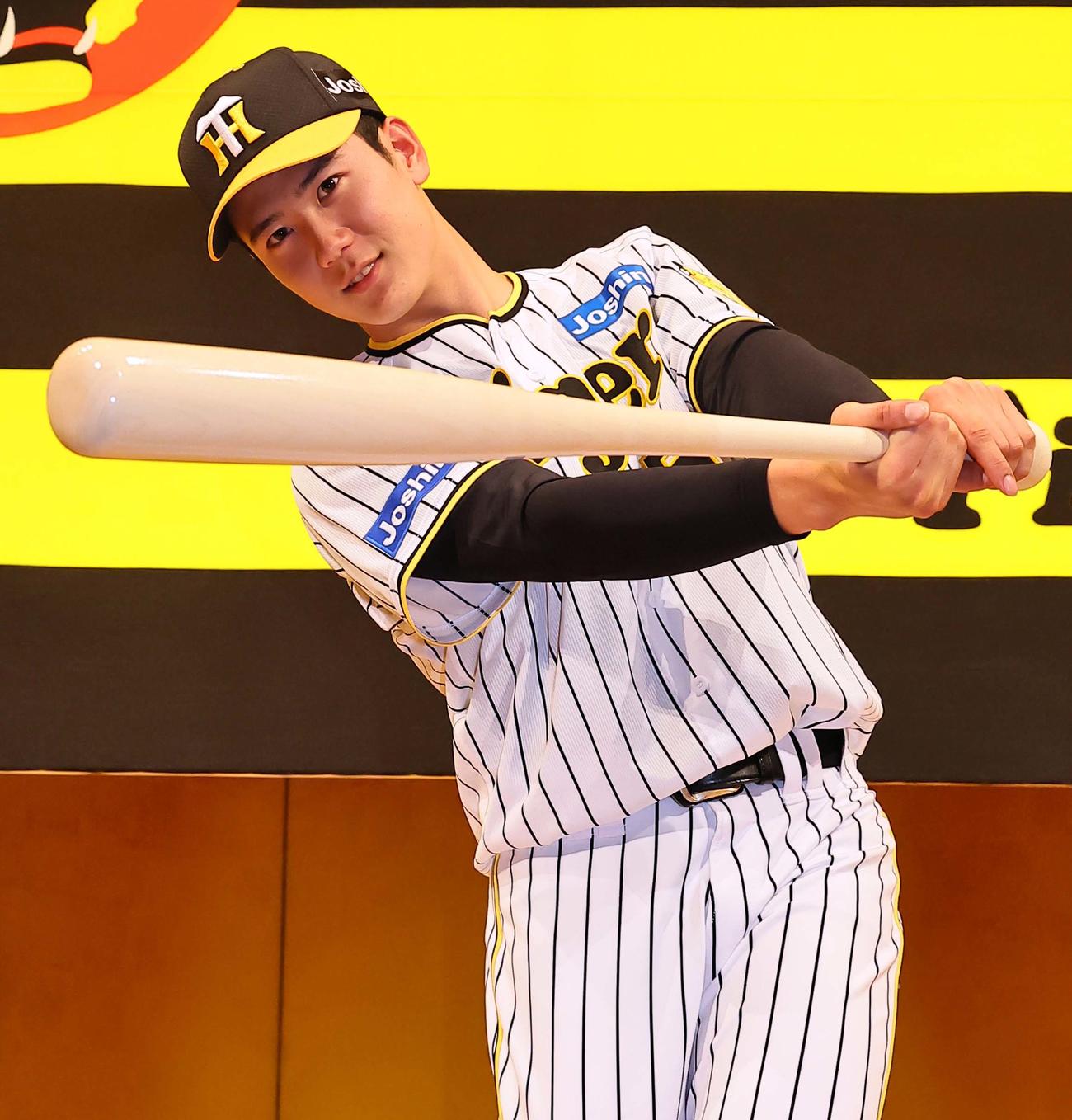 笑顔でポーズを決めるドラフト3位山田（撮影・上田博志）