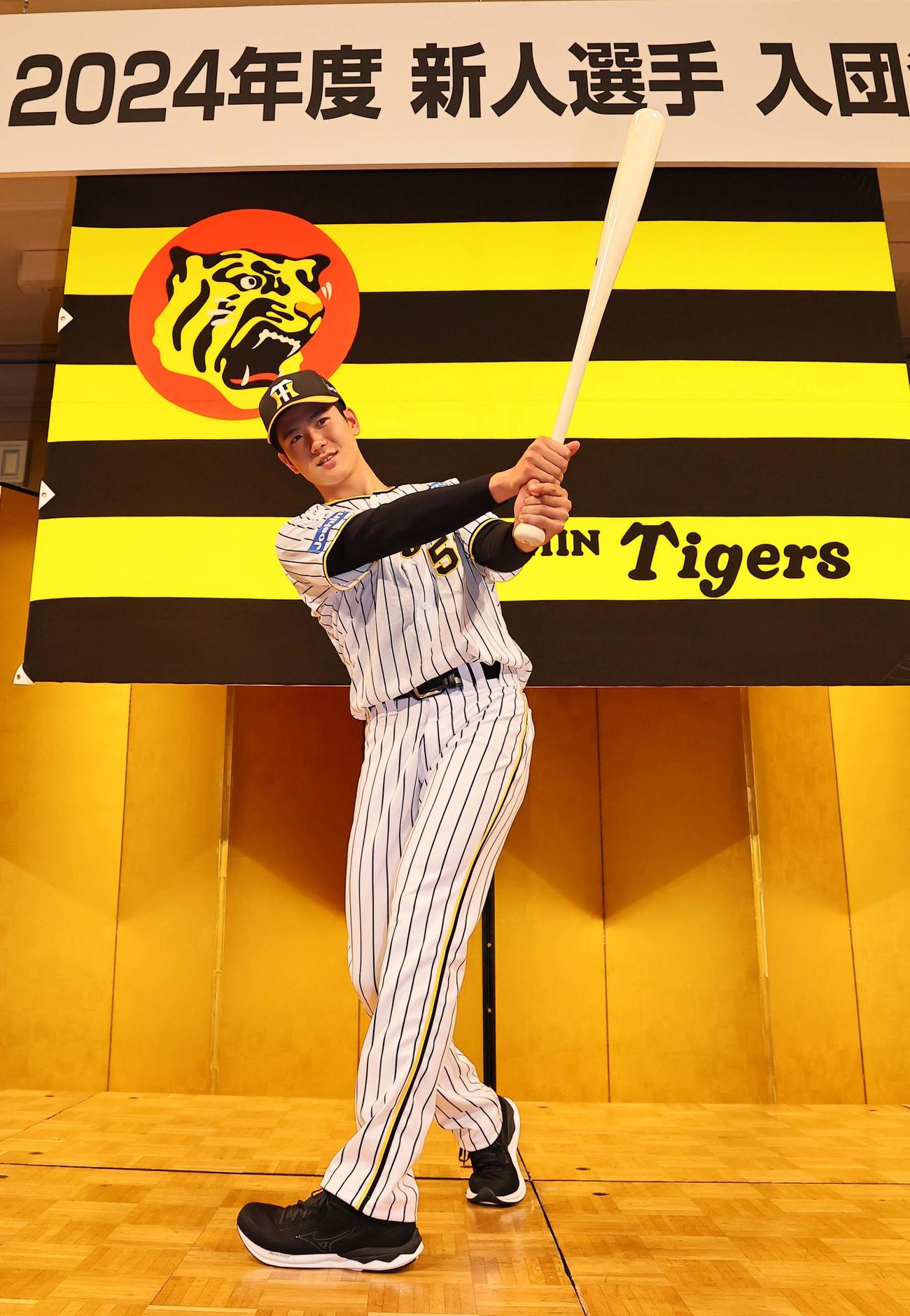 笑顔でポーズを決めるドラフト3位山田（撮影・上田博志）