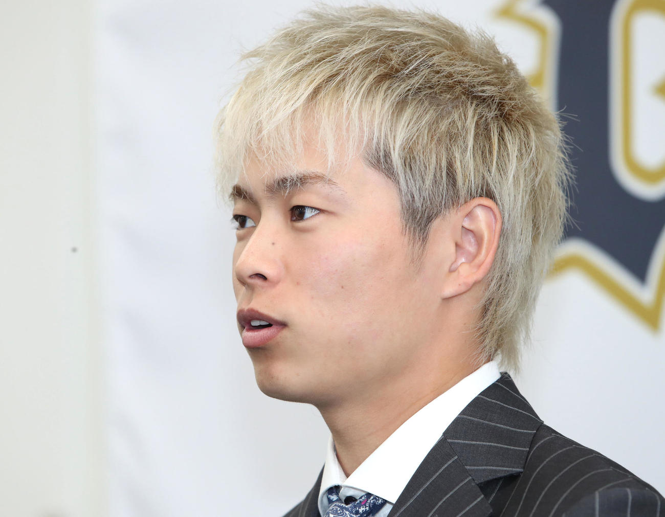 契約更改を終え会見で笑顔を見せるオリックス山岡泰輔（撮影・白石智彦）