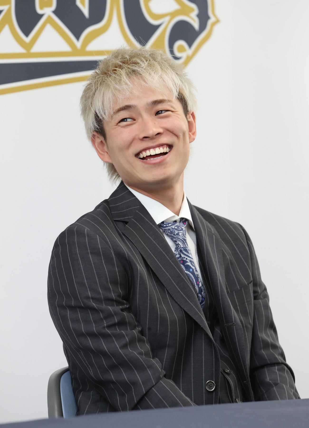 契約更改を終え会見で笑顔を見せるオリックス山岡泰輔（撮影・白石智彦）