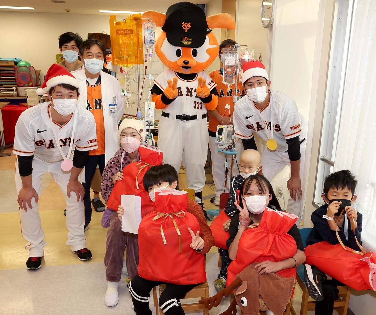 子供にプレゼントを渡した巨人中川（左）と菅野（球団提供）