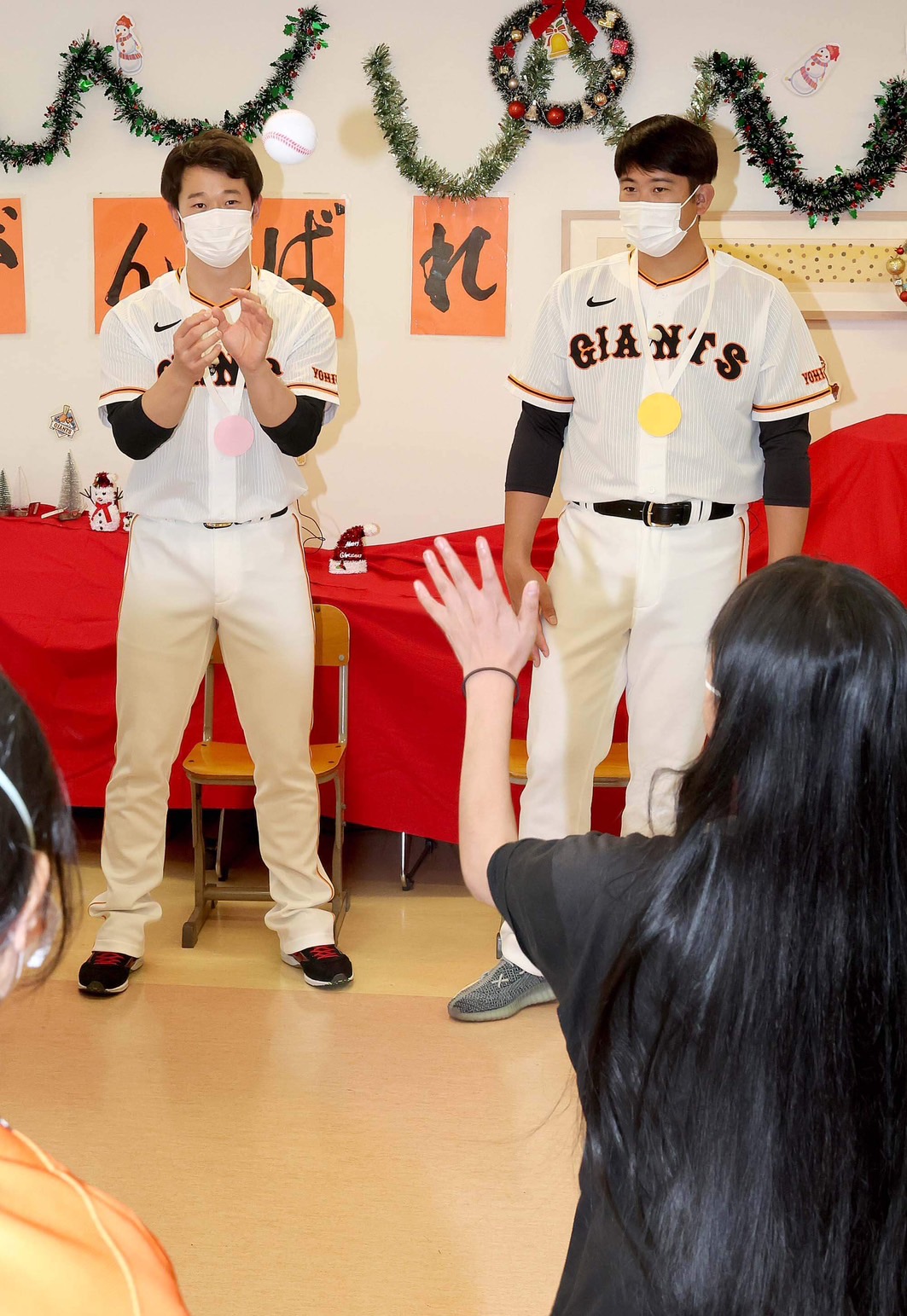 子供と交流し、笑顔の巨人中川（左）と菅野（球団提供）