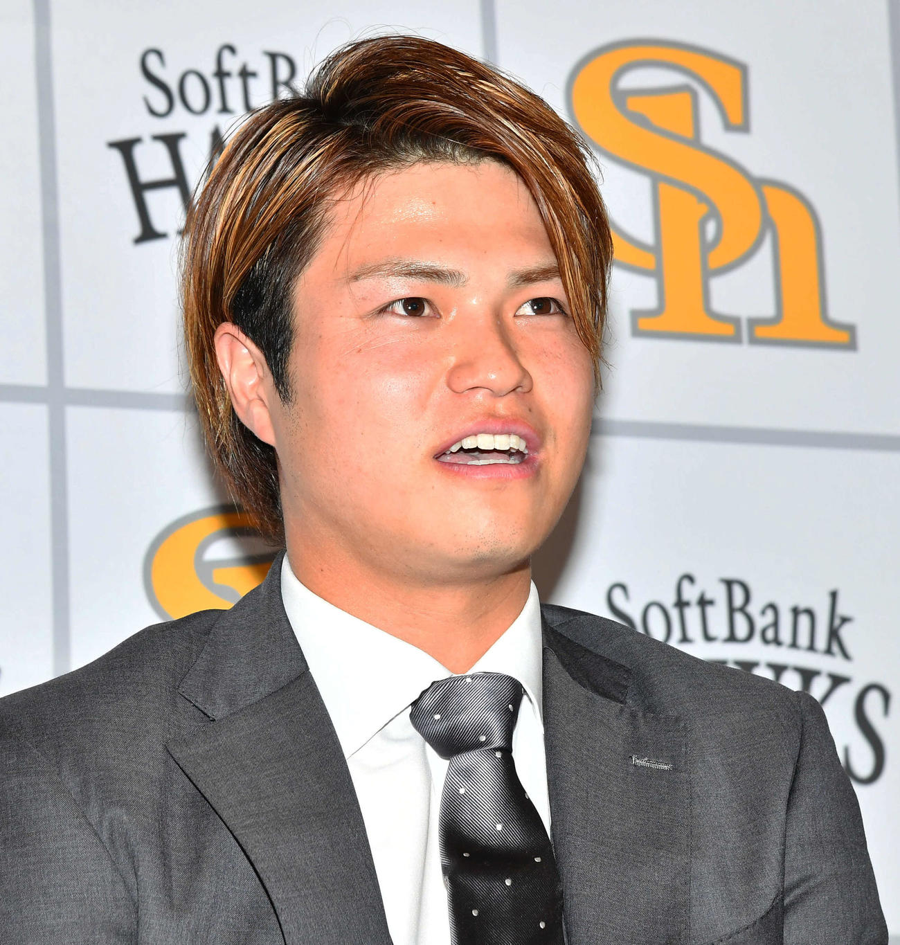 契約更改を終え、会見を行う甲斐野（撮影・岩下翔太）