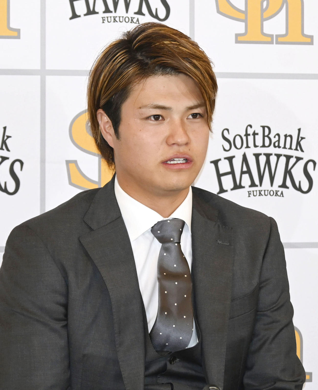 契約更改交渉を終え、記者会見するソフトバンク・甲斐野（共同）